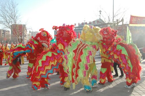 酒泉市2011年元宵節(jié)社火匯演期間，部分社火隊(duì)來(lái)公司拜年