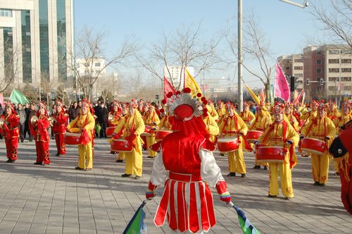 酒泉市2011年元宵節(jié)社火匯演期間，部分社火隊(duì)來(lái)公司拜年