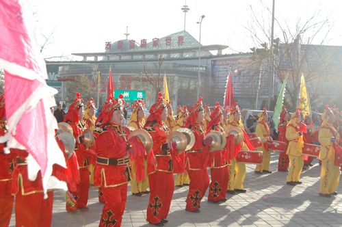 酒泉市2011年元宵節(jié)社火匯演期間，部分社火隊(duì)來(lái)公司拜年