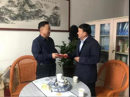 敦煌種業(yè)領(lǐng)導(dǎo)看望慰問公司老干部、老黨員及困難黨員職工