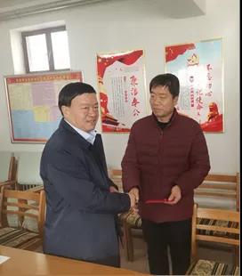 敦煌種業(yè)領(lǐng)導(dǎo)看望慰問公司老干部、老黨員及困難黨員職工