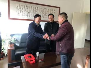 敦煌種業(yè)領(lǐng)導(dǎo)看望慰問公司老干部、老黨員及困難黨員職工